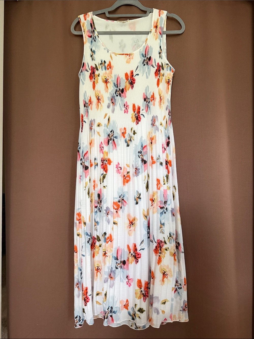 Sleeveless White Floral Pleated Maxi Dress